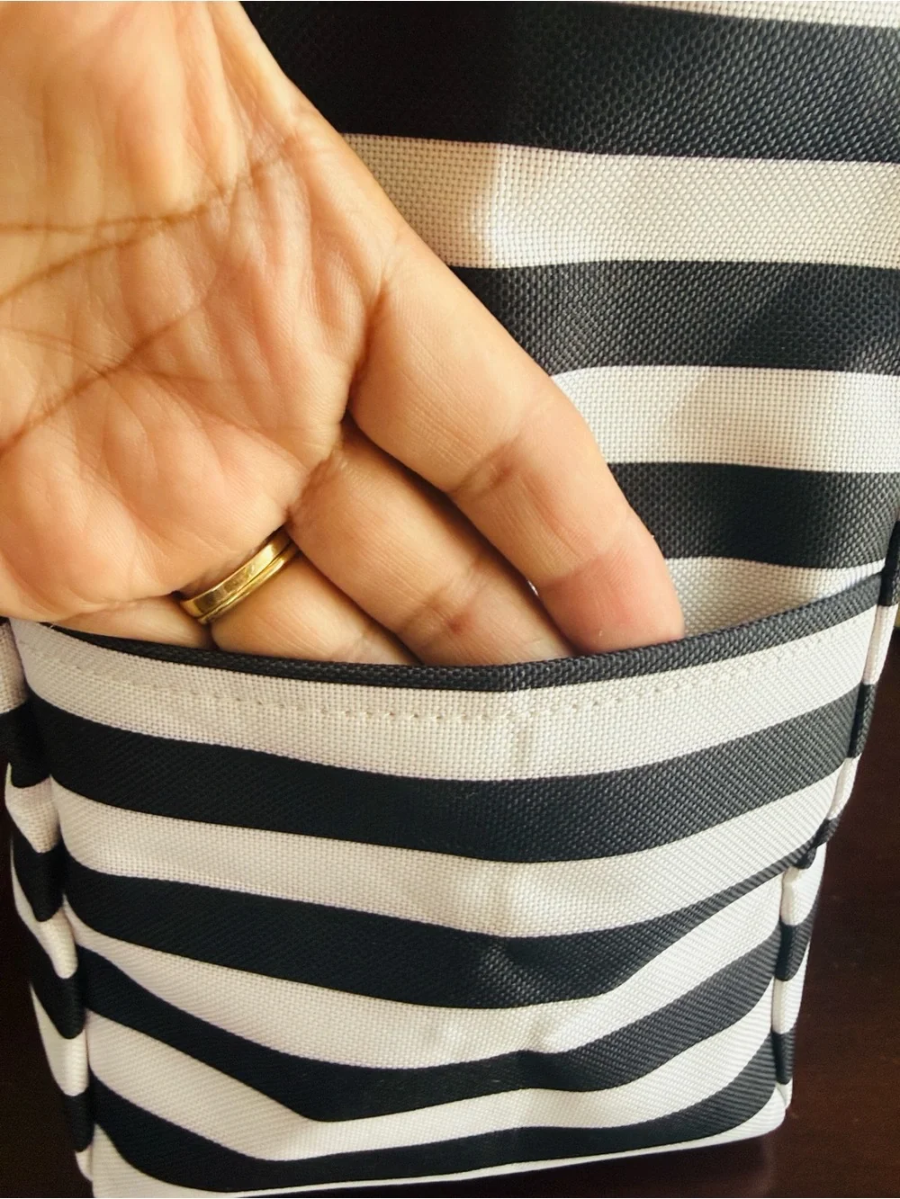 SPACIOUS BLACK AND WHITE STRIPED ROPE HANDLE WATERPROOF BEACH TOTE BAG 🌟NEW🌟